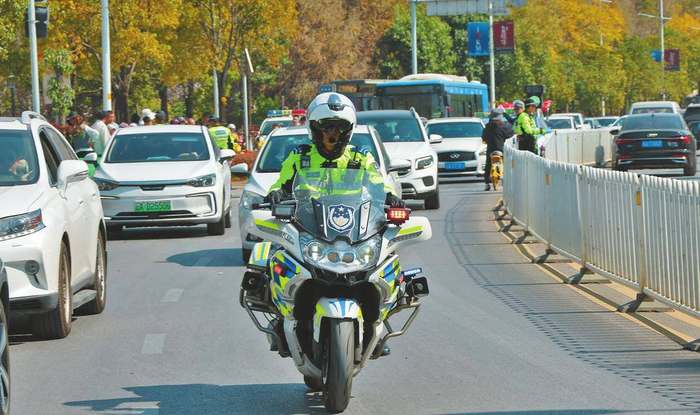昆明市交警在街头执勤。 本报记者 黄兴能 摄