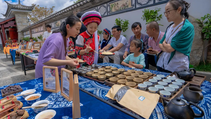 中和村“新旧”村民正在品尝白族三道茶（央广网发  大理州融媒体中心供图）