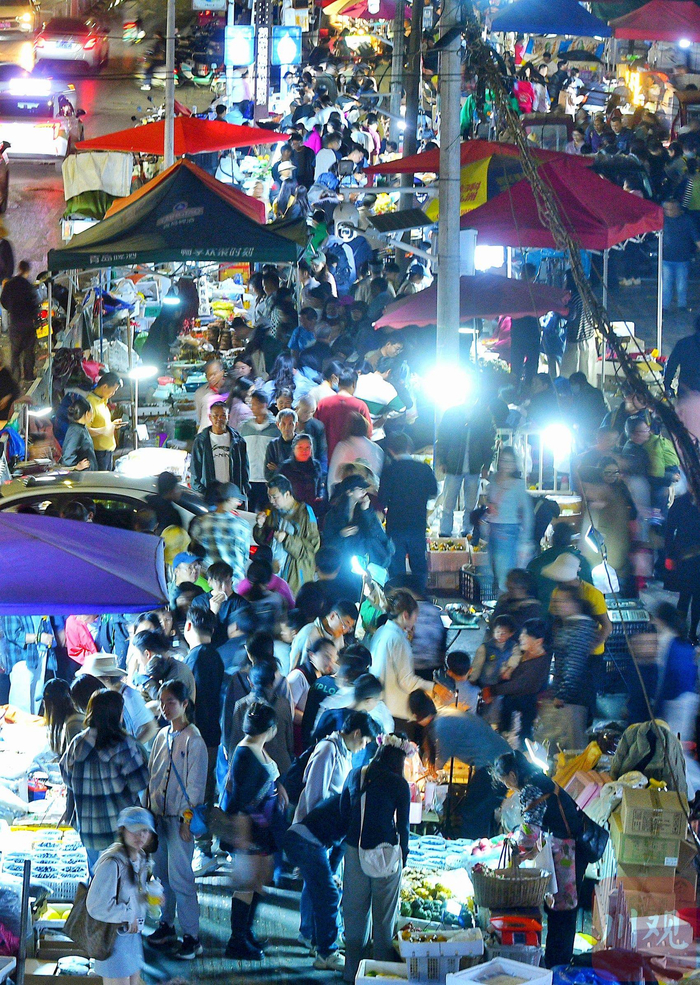 人头攒动的夜市。