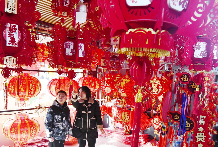 市民在市场购买新春饰品