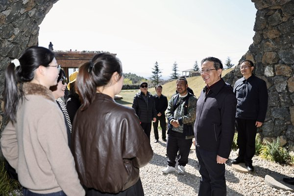 王予波在玉湖村与广西游客交流。