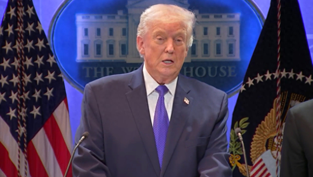 当地时间20日，美国最高法院裁决关税政策违法后，特朗普在白宫召开新闻发布会。图源：美媒