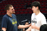 约基奇谈赛前见到杨瀚森：他很喜欢我的球风 这次交流很棒