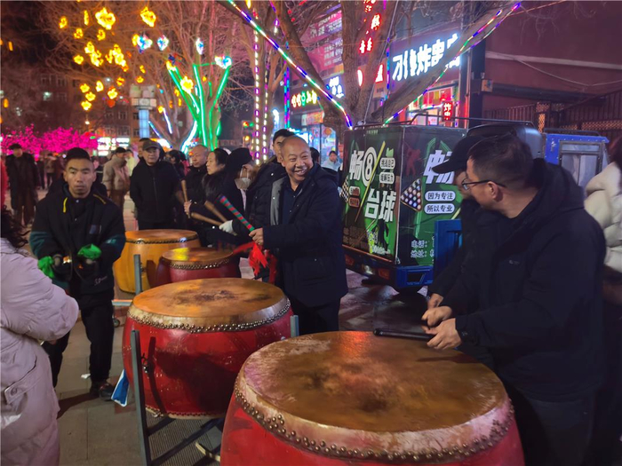　　敲锣打鼓闹新春。