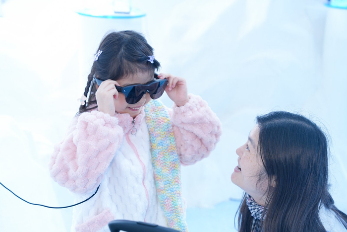 　　2025年12月24日，深圳前海万象商场内，市民正在体验雷鸟新款观影眼镜。（受访者供图）