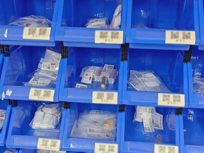 （园区货架上码放的投资金条、生肖金饰 受访者供图）