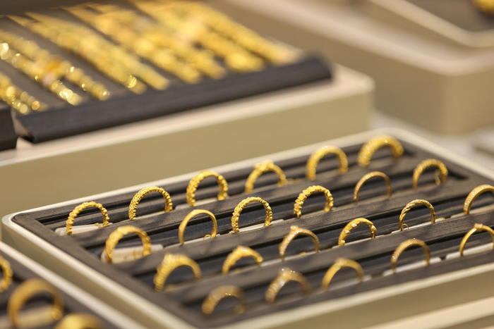 ▲2月20日，江苏淮安一家金店正在营业 图据视觉中国