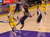 詹姆斯篮下接斯玛特长传正要起飞 被马瑟林造了个进攻犯规