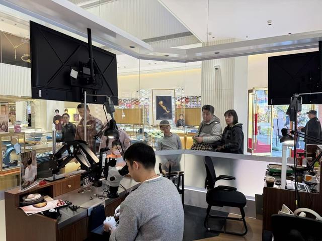 老凤祥银楼旗舰店的金银细工高端定制工坊，受到消费者关注。叶宇摄