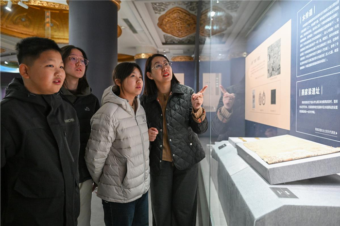 　　在文物与展览中感受新春文化氛围。