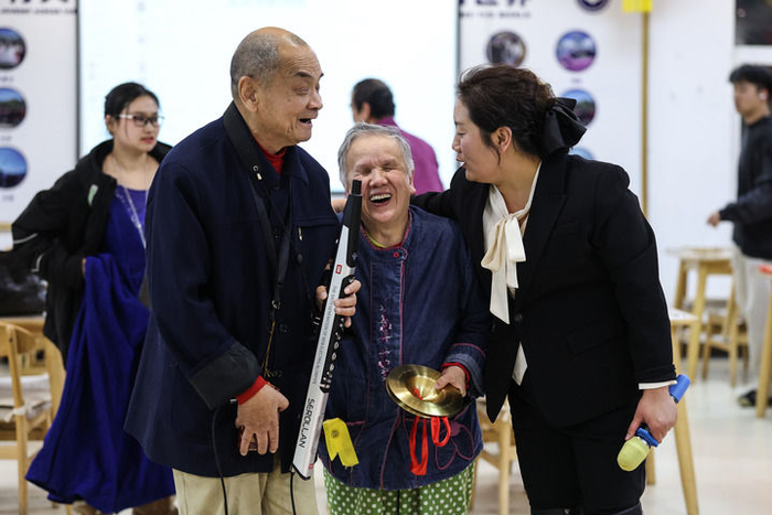 　　2月10日，联欢会后院长张瑜（右）与老人交流。