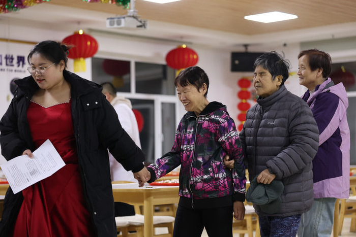 　　2月10日，养老院的老人们进入餐厅，准备欣赏联欢会。