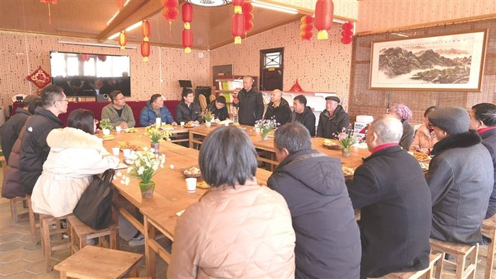 在杨河村一户农家，不少当地文学爱好者聚在一起吟诗弄文。本报记者 张文攀摄/光明图片