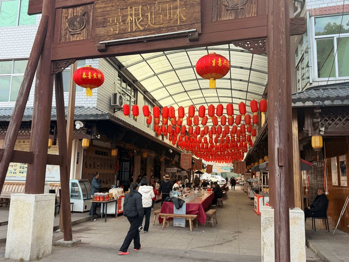 俞邦村内修起了“寻根追味”美食街