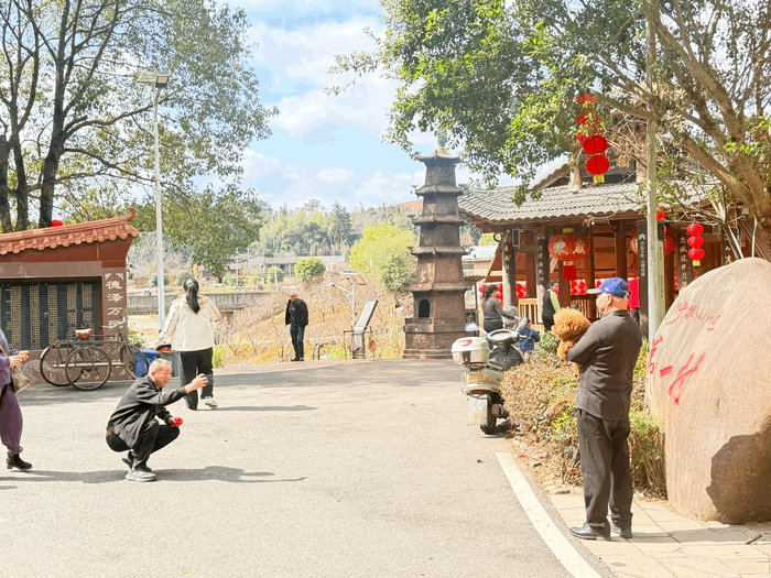 游客来到“沙县小吃第一村”的石刻前打卡
