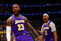 指哪儿打哪儿！詹姆斯三分线外灵犀一指 海斯起飞空接炸筐重扣