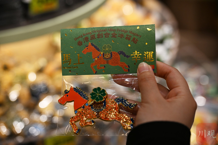 2026年2月21日，游客在香港太平山顶选购香港纪念品。