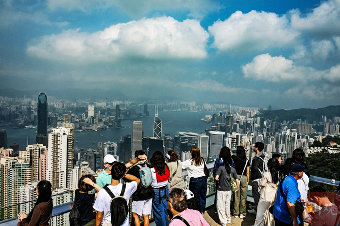 2026年2月21日，游客在香港太平山顶观光。