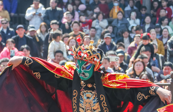 　　2月20日，人们在江苏省句容市宝华山国家森林公园观看川剧变脸。新华社发（钟学满摄）