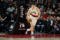 无缘得分！杨瀚森内线卡位被犯规 罕见两罚不中