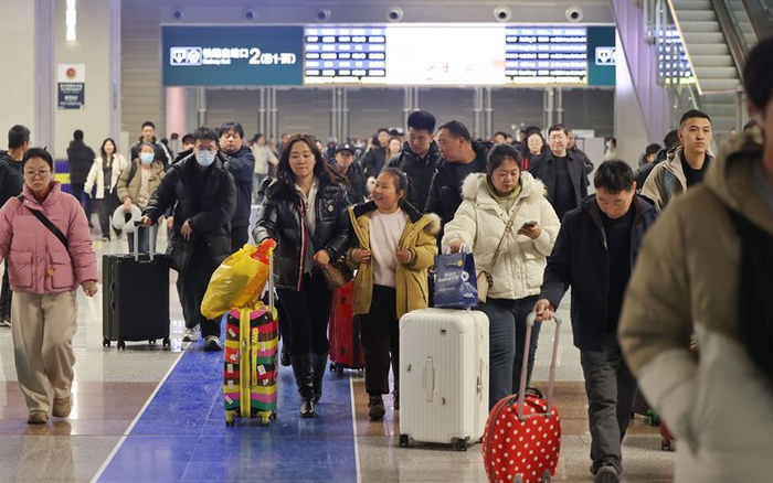 2月21日，北京朝阳站迎来春运返程高峰，旅客从出站口出站。新京报记者 王贵彬 摄