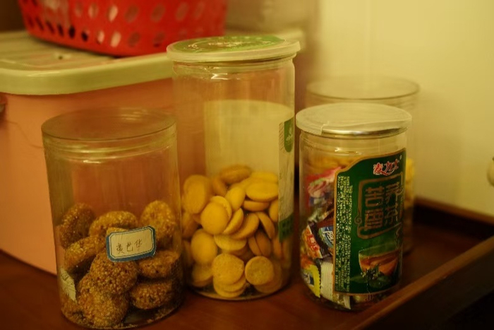 黄世华桌边的零食（央广网发  王子蒿  摄）