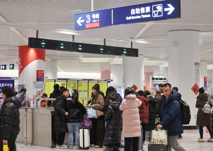 2月21日，北京朝阳站，旅客无需二次安检，可直接刷卡进站换乘地铁。新京报记者 王贵彬 摄