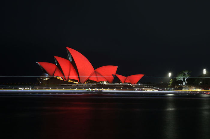 　　2月12日，澳大利亚悉尼歌剧院点亮“中国红”，庆祝中国农历新年。新华社记者 马平 摄