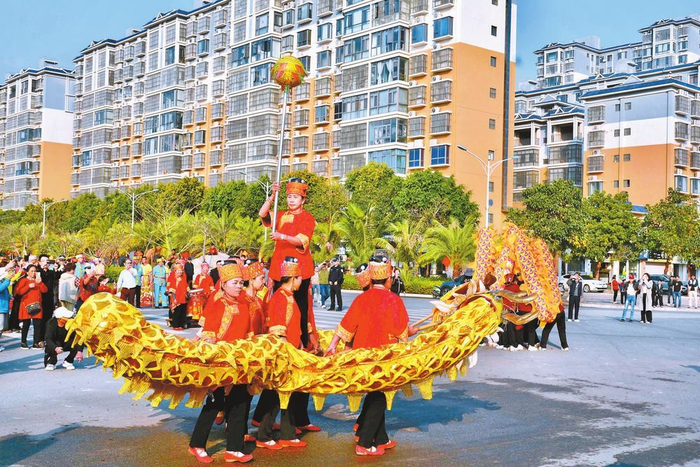 大年初一，元江县民族风情巡游上开展了民俗展演。通讯员 王智贤 周馗 何磊 摄