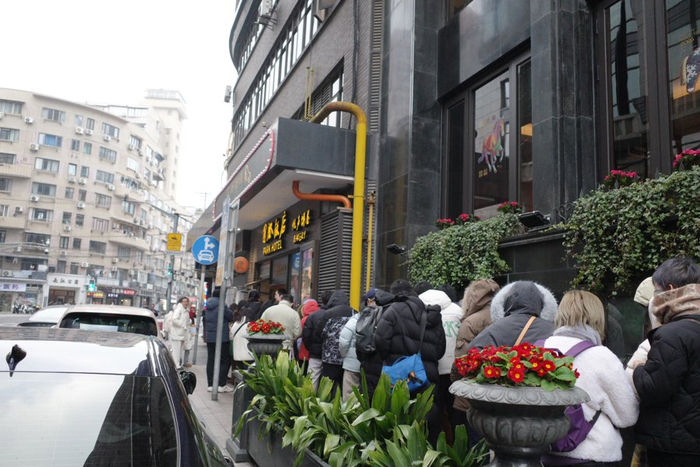 正在排队购买国际饭店蝴蝶酥的游人们。（孙彦扬 摄）