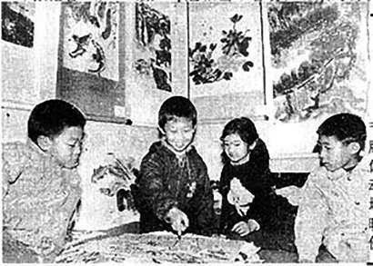 　　1995　　1995年，天坛东里小学二年级的吕奥（左二）用攒了两年的500元压岁钱自办家庭迎春画展。张风 摄
