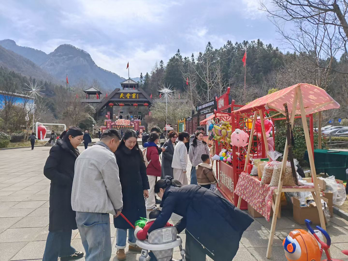 图：天堂寨景区民俗集市
