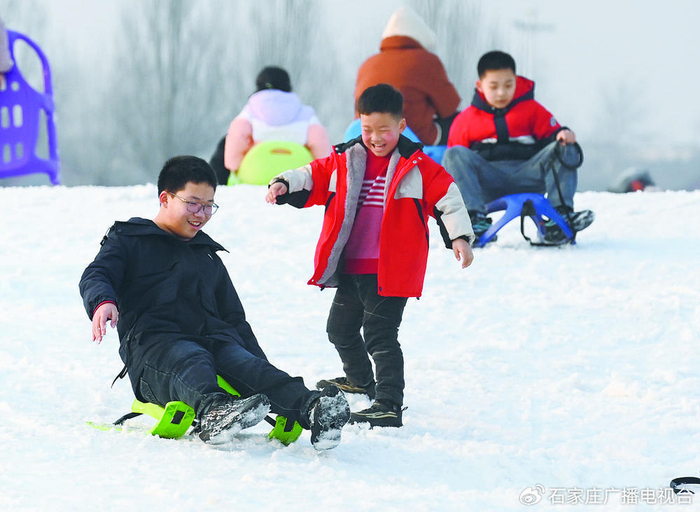 游客在河北省石家庄市正定县长乐门广场冰雪嘉年华体验各类有趣的冰雪项目。记者 张 震 摄