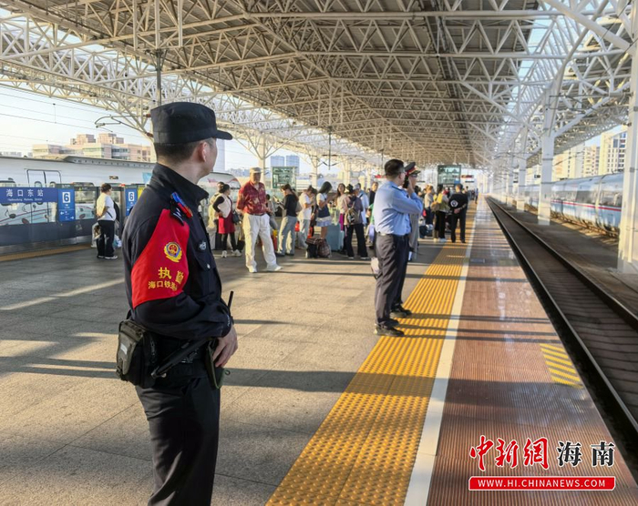 春节期间海南岛交通枢纽海口东站、美兰站迎来持续客流高峰。海口东站派出所供图