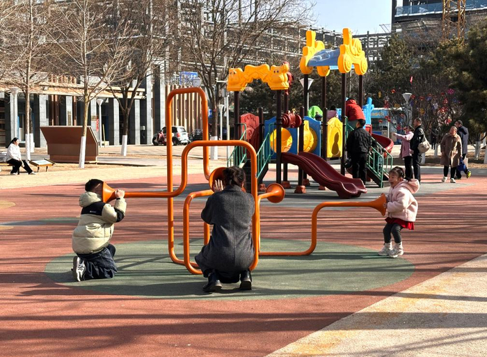 2月20日，孩子们在张家口市民广场公园里的户外游乐场里玩耍。新华社记者 唐霁 摄