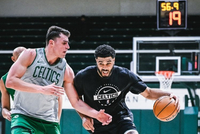 什么时候复出？绿军晒塔图姆参加队内训练对抗的照片