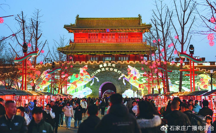 游客在河北省石家庄市正定县南城门景区夜游赏灯，感受古城之美。记者 张晓峰 摄