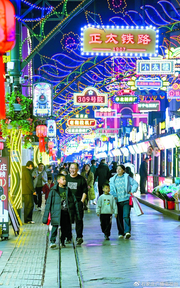 市民在火车头步行街乐享新春假期。记者 王兆伟 摄