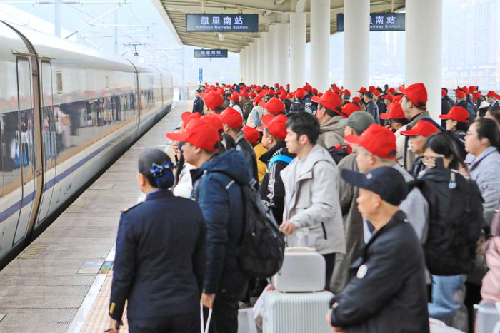 2月22日上午，在凯里南站，务工人员准备登上务工专列。张贵忠摄（中经视觉）