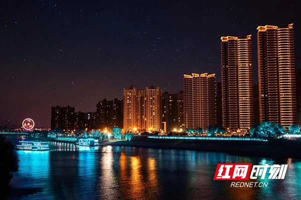 衡阳东洲岛景区沿岸的美丽夜景。供图/衡阳市文旅广体局