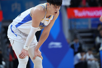 媒体人：曾凡博膝盖严重积水+软骨磨损已影响训练 他已请假养伤