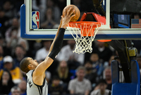 往二楼扔就行！文班亚马篮下接球无视防守直接空接暴扣