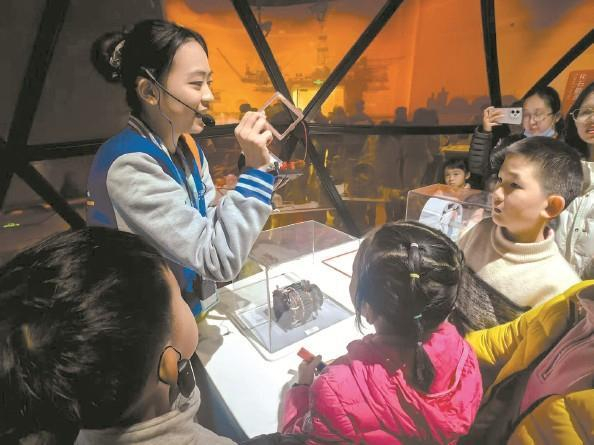 讲解员姐姐耐心讲解，孩子们听得津津有味 张依文 摄