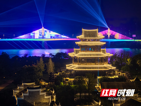 夜幕下的东洲岛景区夫之楼景观。供图/衡阳市文旅广体局