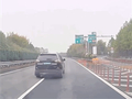 错过路口竟直接跨车道停车 司机：不知道该前进还是后退
