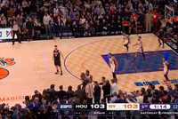 陷入困境！杜兰特持球强攻出现失误 火箭交出球权