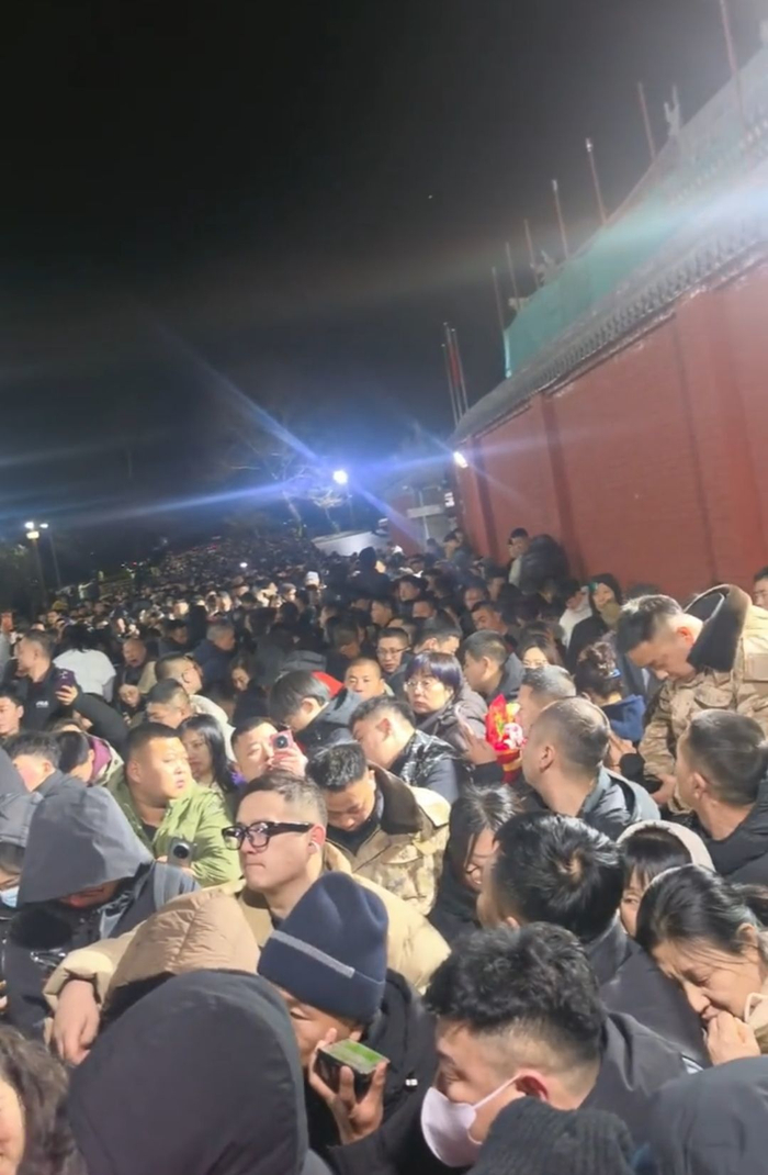 正月初五，去五台山五爷庙拜财神的游客人山人海（来源：网络）