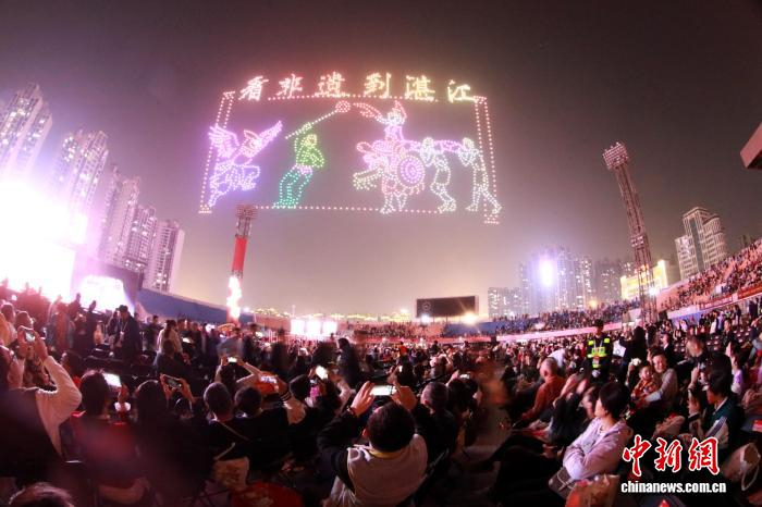 无人机表演。王志强 摄