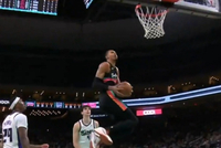 你怎么不去扣篮大赛！文班闪电交叉步突破 侧身滑翔双手风车暴扣