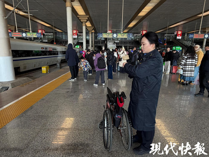 徐学芝在站台等待接丁女士